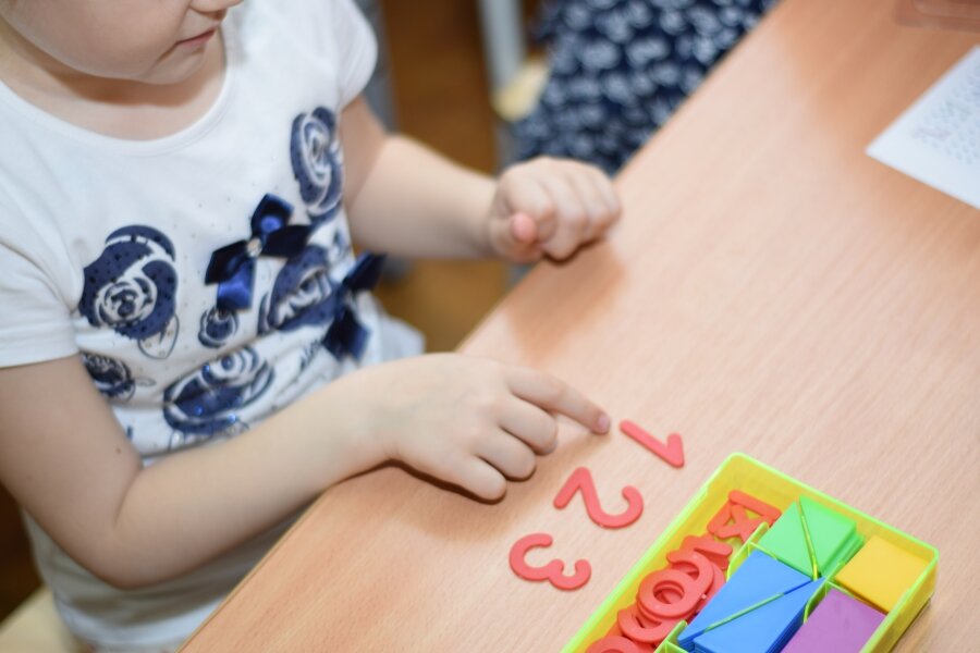 спокойный ученик. дети делают уроки первый класс. ребенок в школе учит уроки. мальчик за уроками. дети делают уроки первый класс.