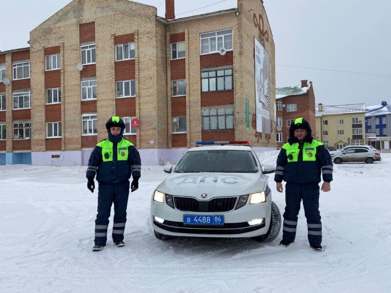    В Нефтеюганском районе инспекторы ГИБДД помогли женщине, которой требовалась срочная медицинская помощь