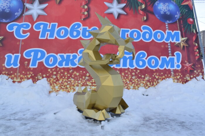    У главной ивановской елки появилась скульптура дракона