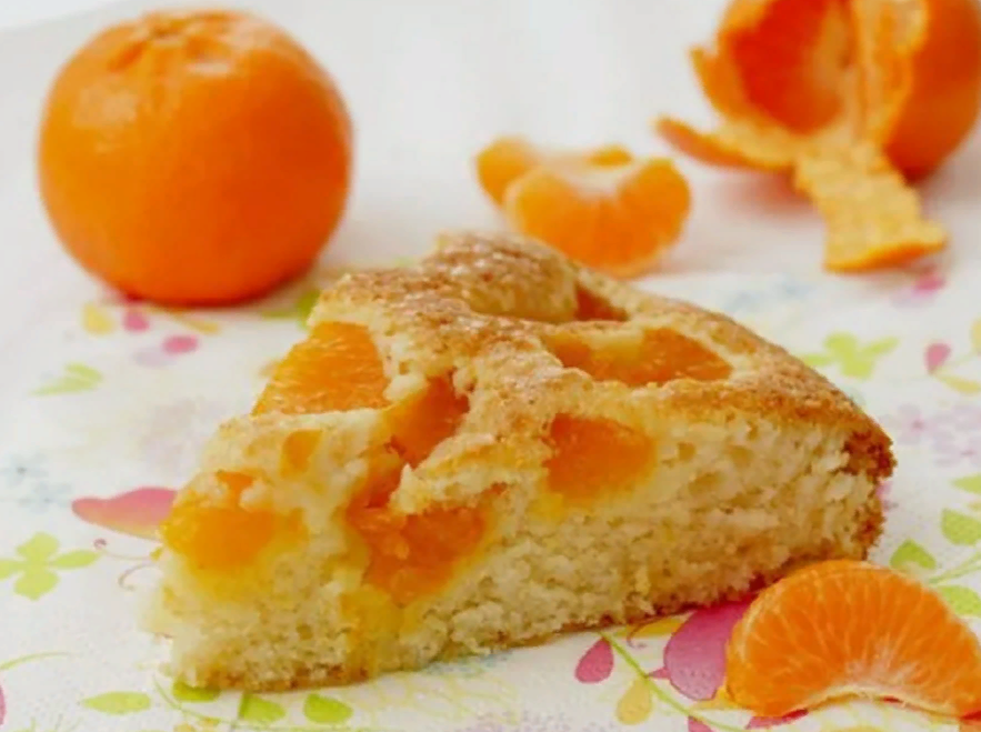 Рождественский пирог с мандаринами. Шарлотка с мандаринами. Шарлотка из мандаринов. Шарлотка из мандаринов. Мандариновая шарлотка.