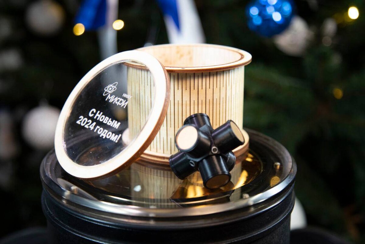 Первая из серии новогодних МИФИческих игрушек – «Квазисферический модуль»