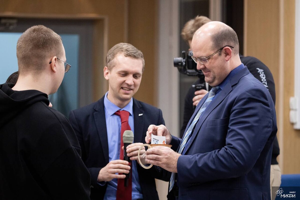 Егор Задеба представляет новогодний мифический сувенир ректору университета Владимиру Шевченко