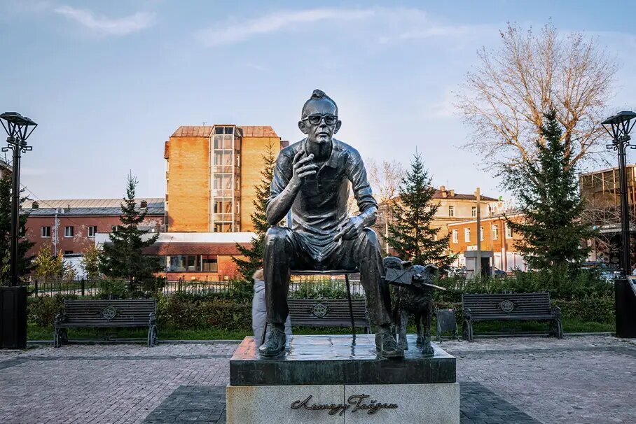 Памятник Леониду Гайдаю на площади Труда, установленный к 90-летию режиссера на средства иркутских предпринимателей. По задумке скульптора Льва Серикова, проходя мимо памятника, горожане как бы оказываются на съемочной площадке в разгар творческого процесса.