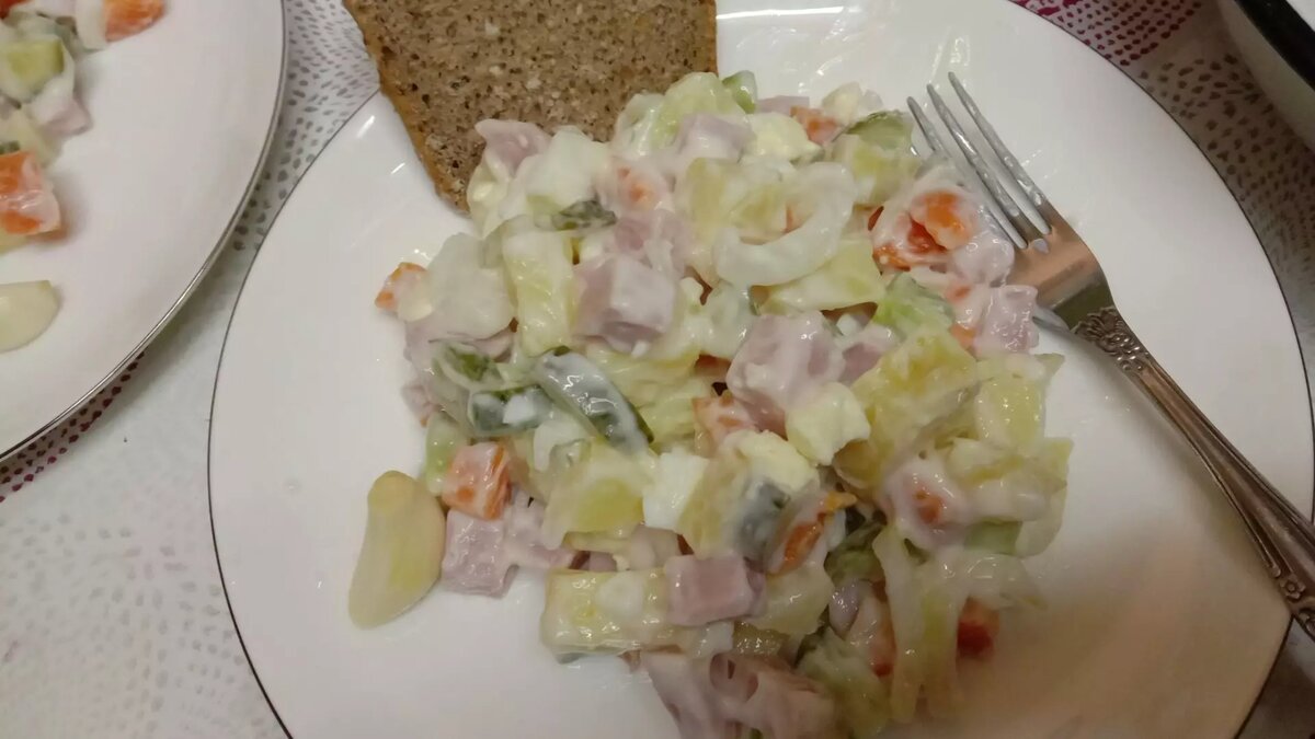     Классический оливье с вареной колбасой подорожал более чем на 7%, сообщили аналитики Центра стратегических разработок.