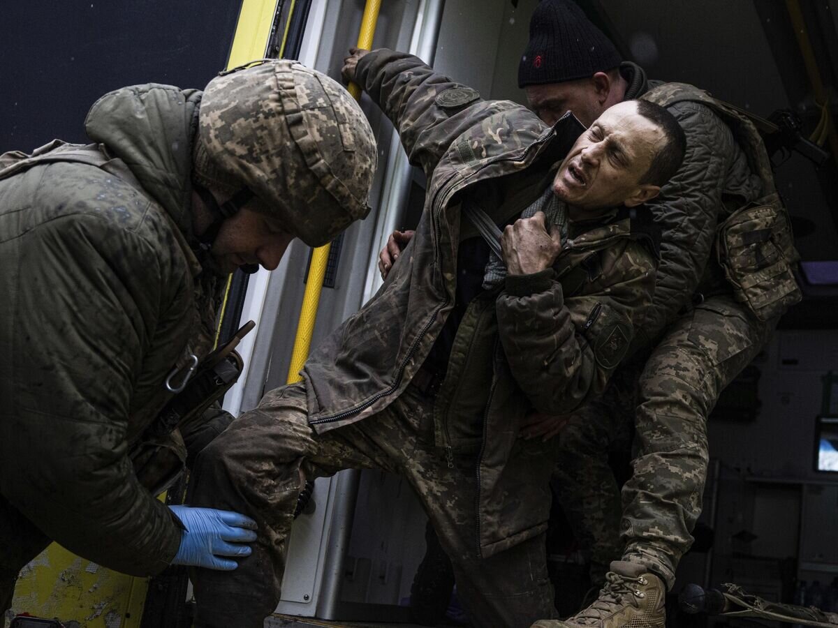    Раненный украинский военнослужащий в районе Артемовска (Бахмута)© AP Photo / Evgeniy Maloletka