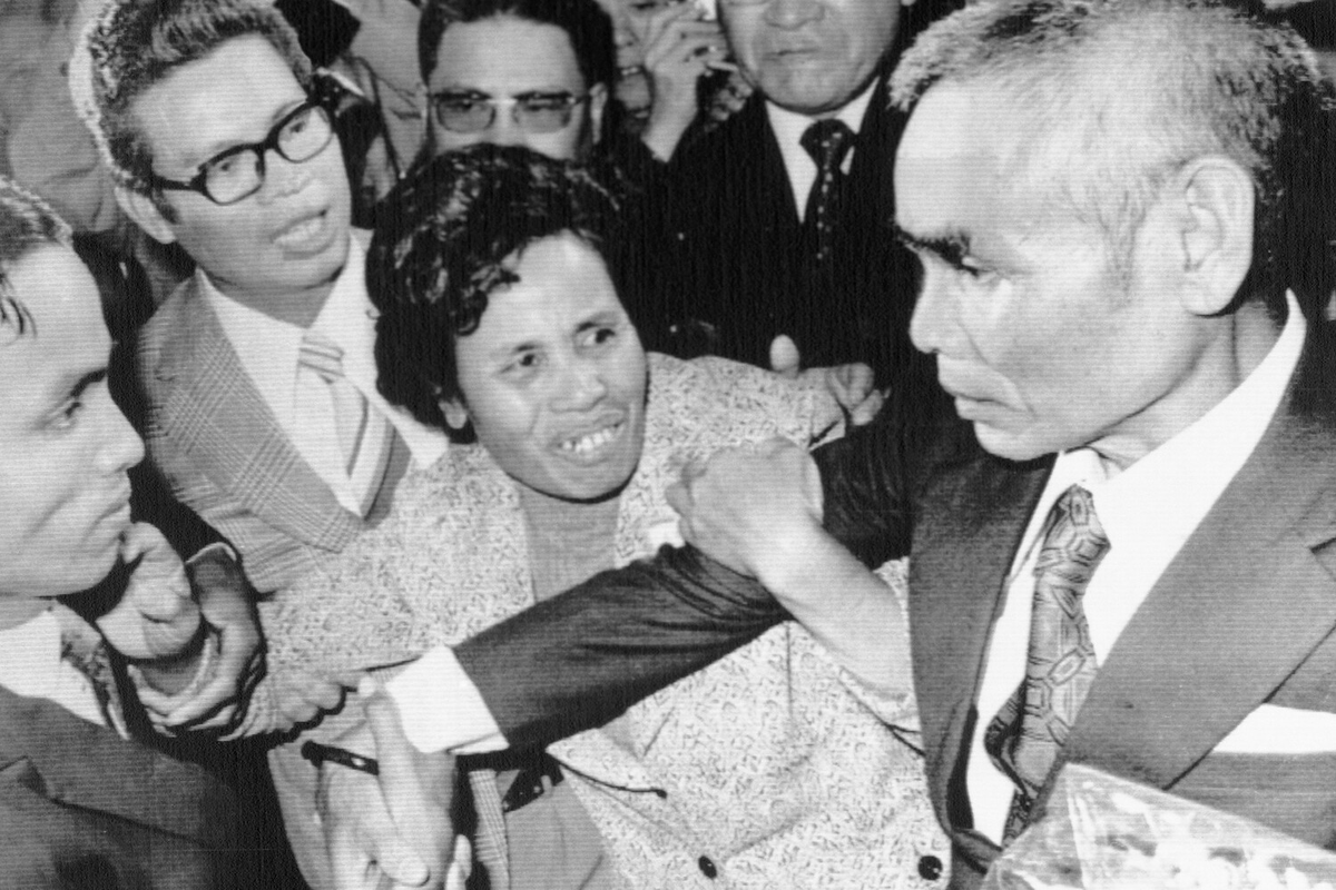 1975 год. Теруо Накамура (справа) во время встречи с женой и сыном в аэропорту Тайбэя / Фото: Getty Images