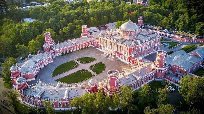 В отеле 40 номеров — от одноместного стандартного до императорского трёхкомнатного люкса