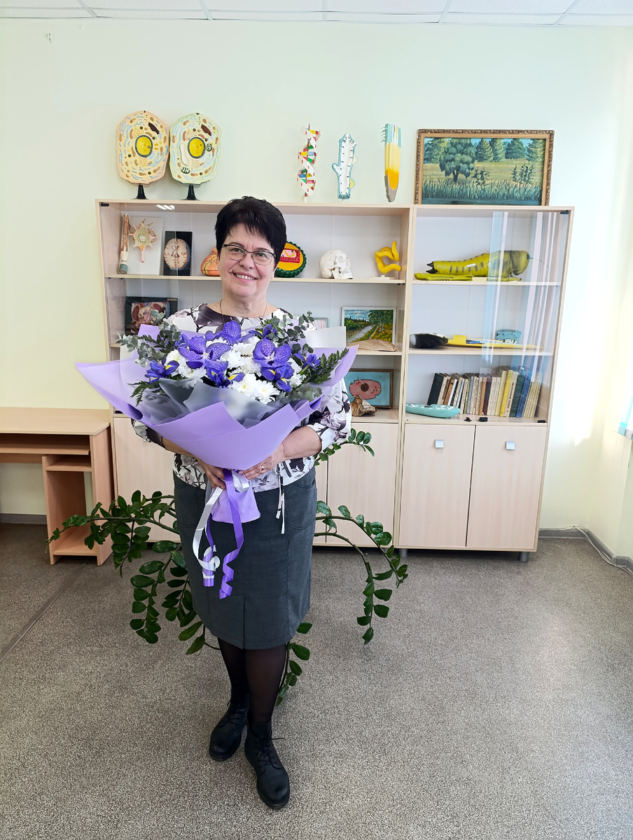 В своем школьном кабинете 