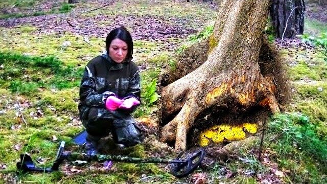 Руками находка. Поисковики в лесу.