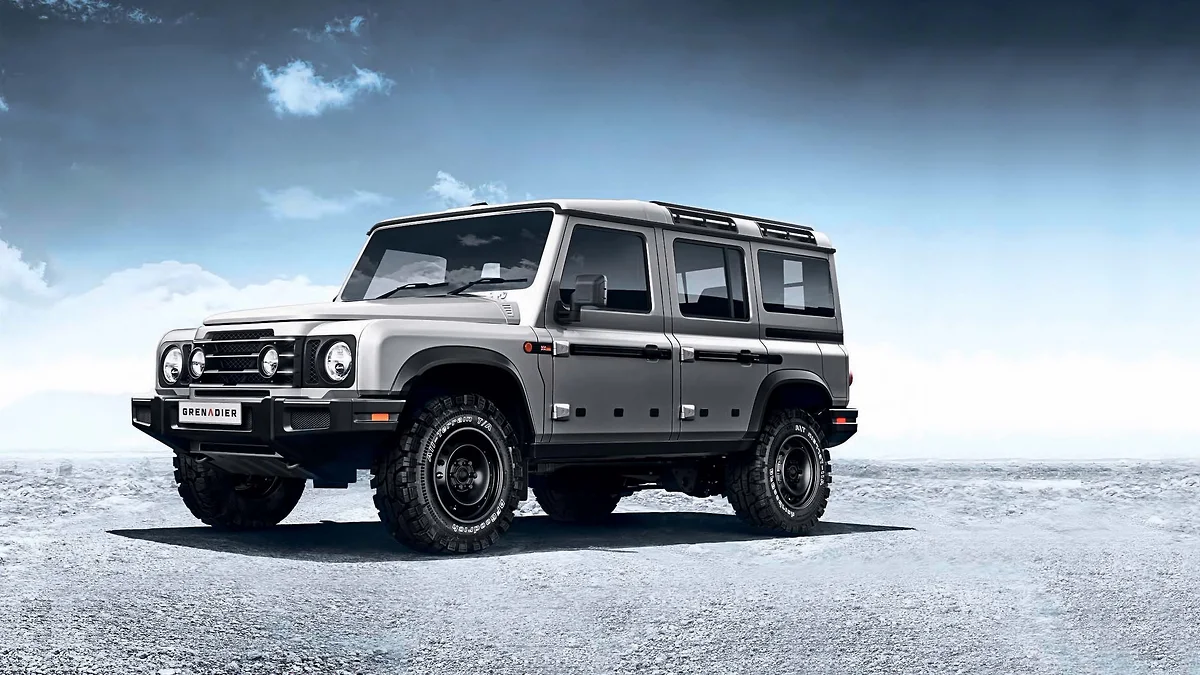 Под капотом Grenadier компания Ineos Automotive планирует помещать двигатели BMW – дефорсированные для большей надежности и увеличения ресурса рядными «шестерками» объемом 3,0 литра, как бензиновыми, так и дизельными. В тандеме с каждым из двигателей будет работать восьмиступенчатый гидромеханический «автомат» ZF. Ориентировочная цена автомобиля – 30–45 тысяч фунтов стерлингов.