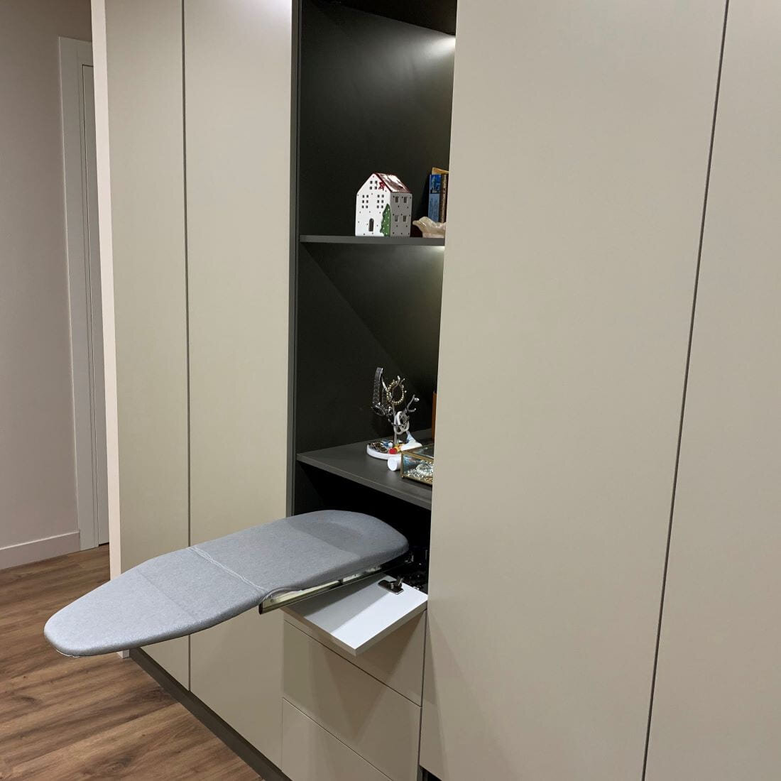 Распашной шкаф со встроенной гладильной доской. изготовлен компанией СтроимШкаф