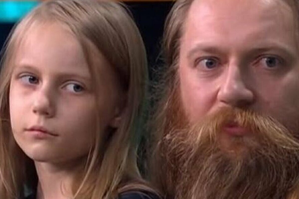     «Мучает мелкую, она в слезах»: Алиса Теплякова, удерживавшая сестру в автобусе, шокировала блогеров