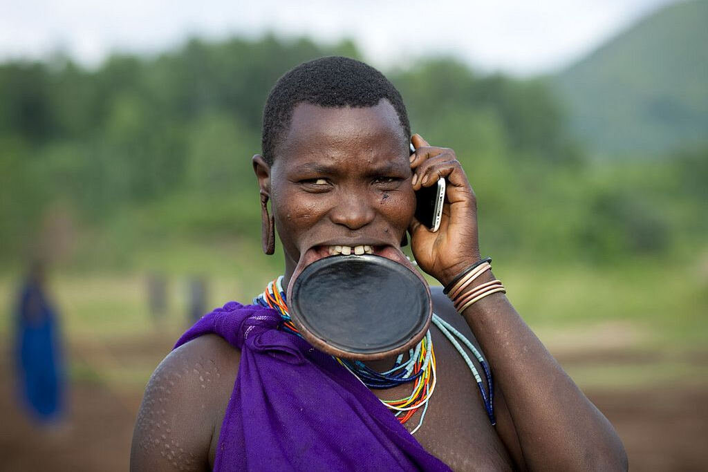 африка люди. современные африканцы. кения племя масаи. африканец с телефоном.