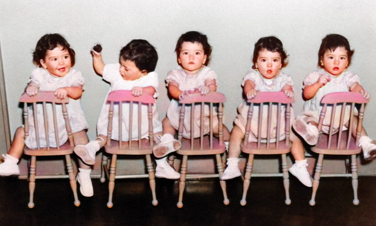 Между 5 сестер. Сестры Дион пятерняшки. Пять близняшек Дион. Пятерняшки 1934. Канадские пятерняшки Дион.