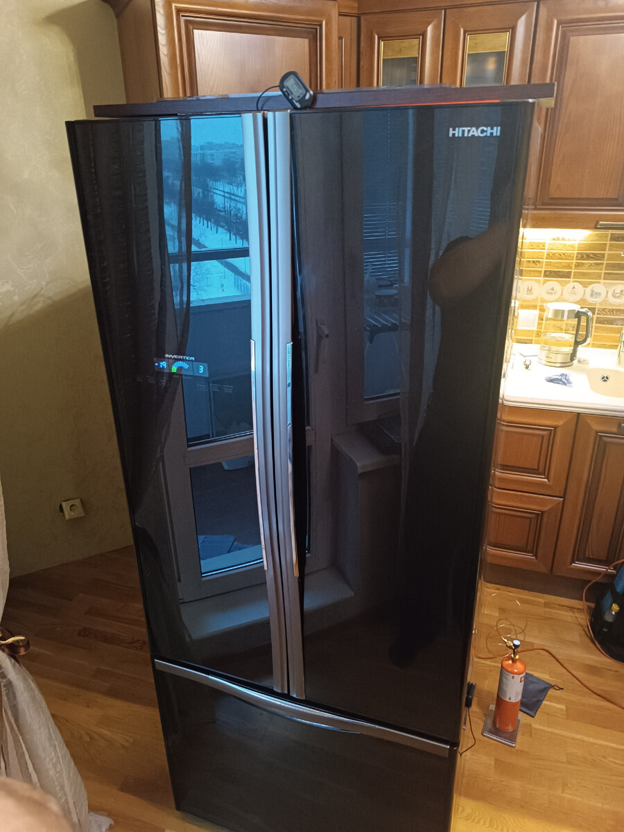 Ремонт холодильника Hitachi. Устранение утечки. 