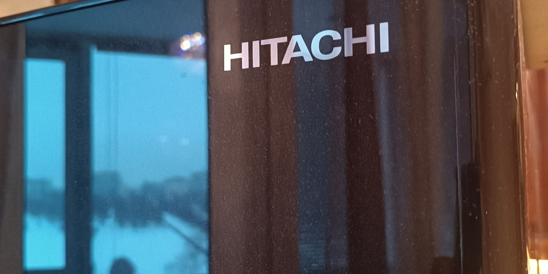 Ремонт холодильника HITACHI. Утечка хладагента по испарителю.