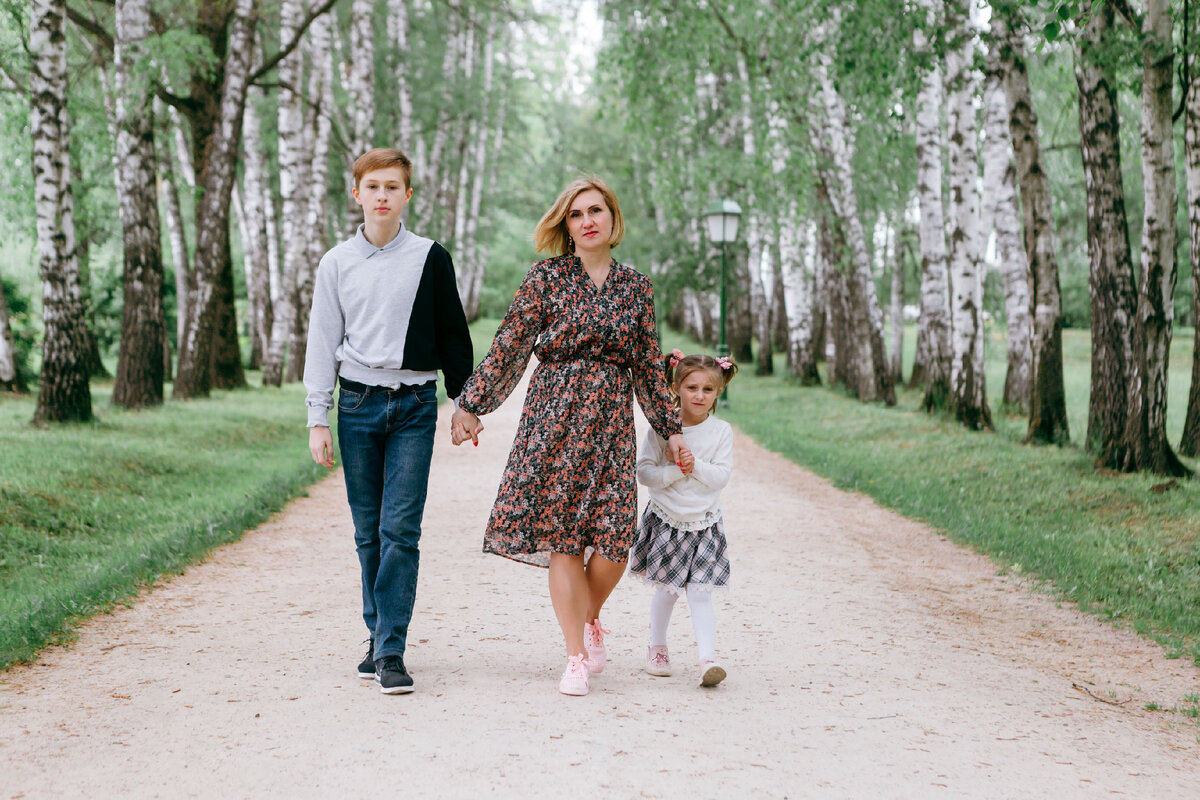 «Мне говорили: куда ты бежишь, как все оставишь? А что «все»? Я вещи собрала, но до последнего не уезжала. Много слухов ходило. Говорили, что из Донецка людей не принимают, так как наши территории уже вошли в состав России и больше не беженцы. Еще говорили: в России дорогая медицина. Я решила: надо сделать зубы и ребенка вылечить, а уже потом в путь. У нас мало кто знает, что по полису ОМС в России лечат бесплатно».