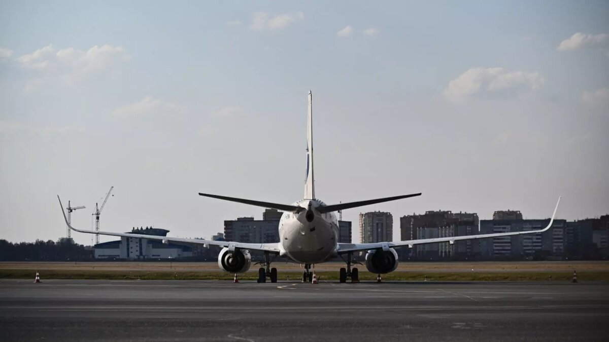     Генпрокуратура добилась изменений правил полетов для пассажиров с детьми. Теперь российские авиакомпании, даже если это лоукостер, не смогут рассаживать родителей и детей по разным частям самолета.