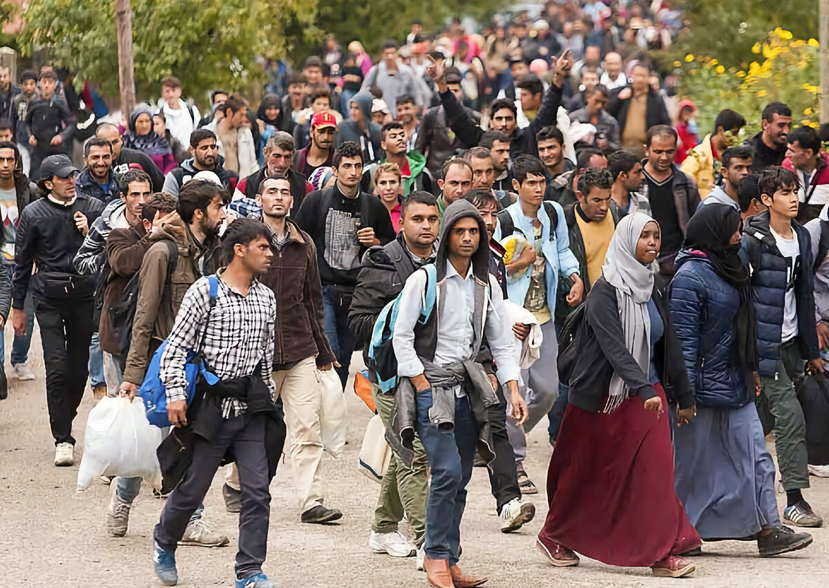 Ужесточение миграционной политики в россии последние новости. Беженцы в Германии 2015 год. Миграционный кризис в Германии 2015. Толпа мигрантов. Мигранты в Европе.