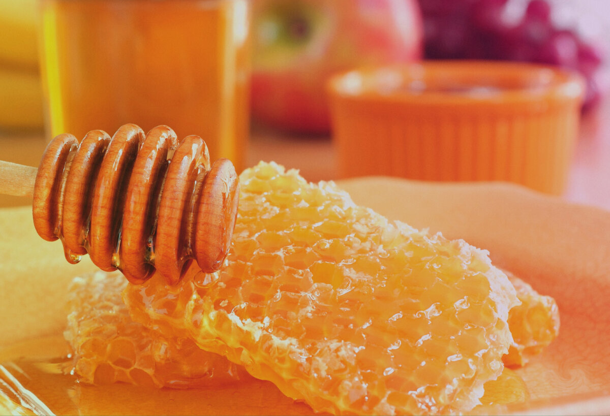 Raw honey. Мед. Пчелиный мёд. Соты меда. Пчелиный воск.