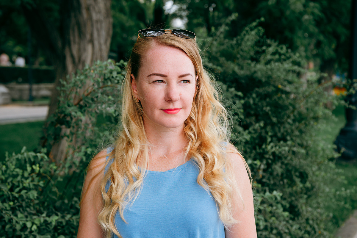 «Я коренная дончанка, но так вышло, что с началом СВО пришлось уехать на родину мужа, в Славяск. А уже оттуда в апреле прошлого года – в Россию, когда знакомые сказали, что появился «коридор» и его не обстреливают», - говорит Ирина.