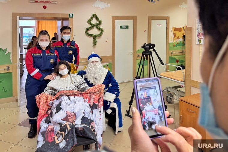    Добровольцы всероссийского студенческого корпуса спасателей поздравили пациентов Центра им. Илизарова в Кургане