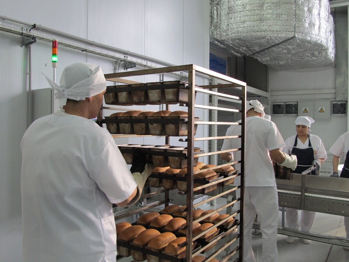 Отметим, что этот хлебозавод — не единственный, который открыл господин Нигматулин в Карагандинской области. Было еще два. Один построили в 2015 году в Балхаше. Он работает под торговой маркой «Балхаш Нан». А второй — в Жезказгане. Предприятие «Улытау Нан» начало печь хлеб в 2018 году. Оба предприятия оснастили по последнему слову техники и международным стандартам. Инвестиции в предприятия превысили 4 млрд тенге.