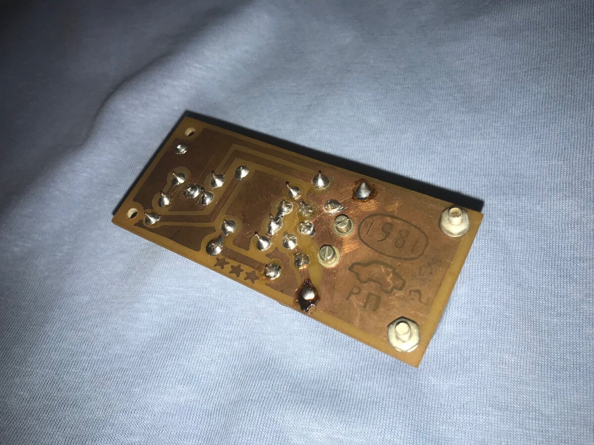 То же, вид со стороны самодельной печатной платы. Фото автора.