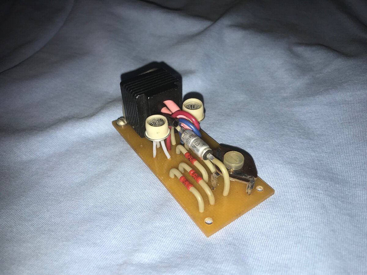 Самодельное бесконтактное электронное реле поворотов. Фото автора. 