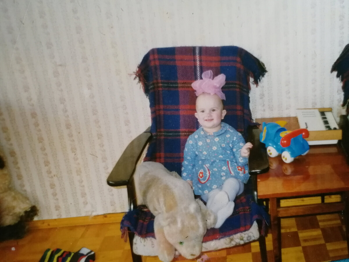 Шедевр😆лысая голова, а сверху бант! 