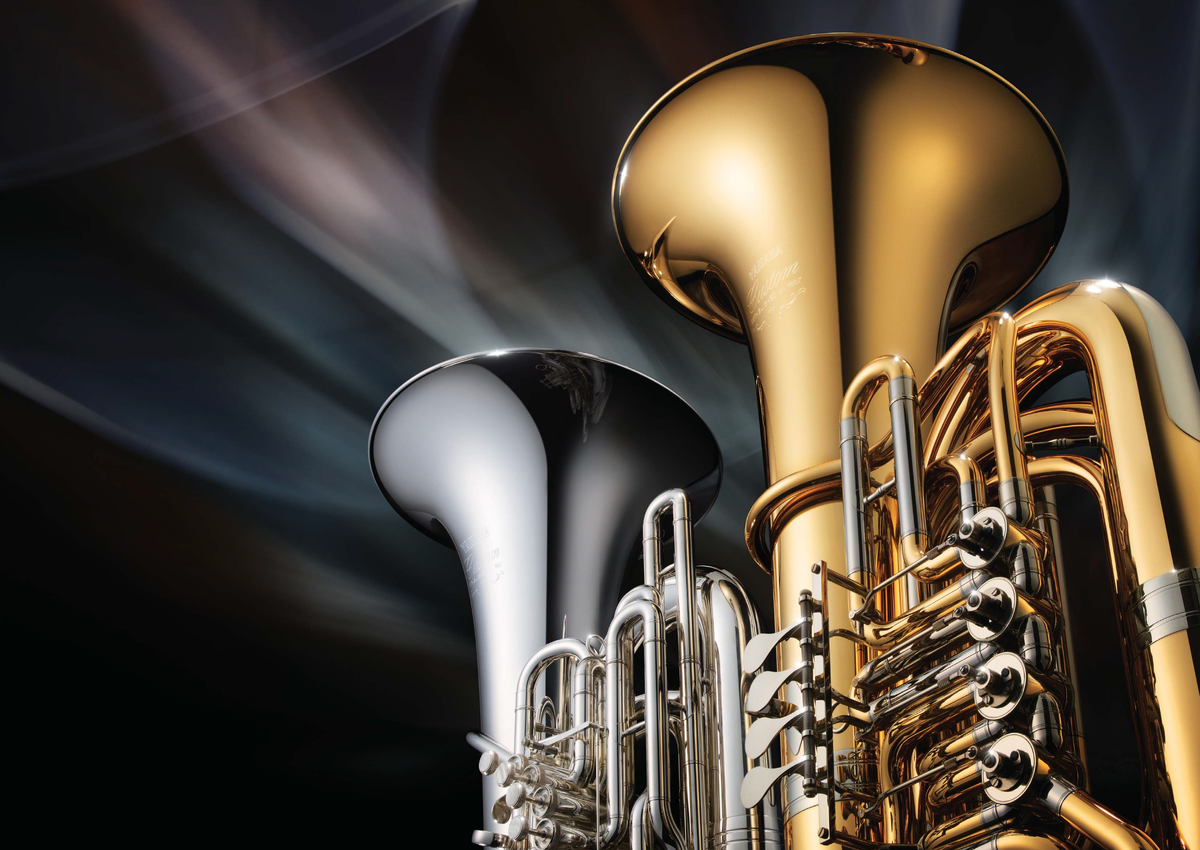 Помповая (слева) и вентильная (справа) тубы Yamaha серии Custom