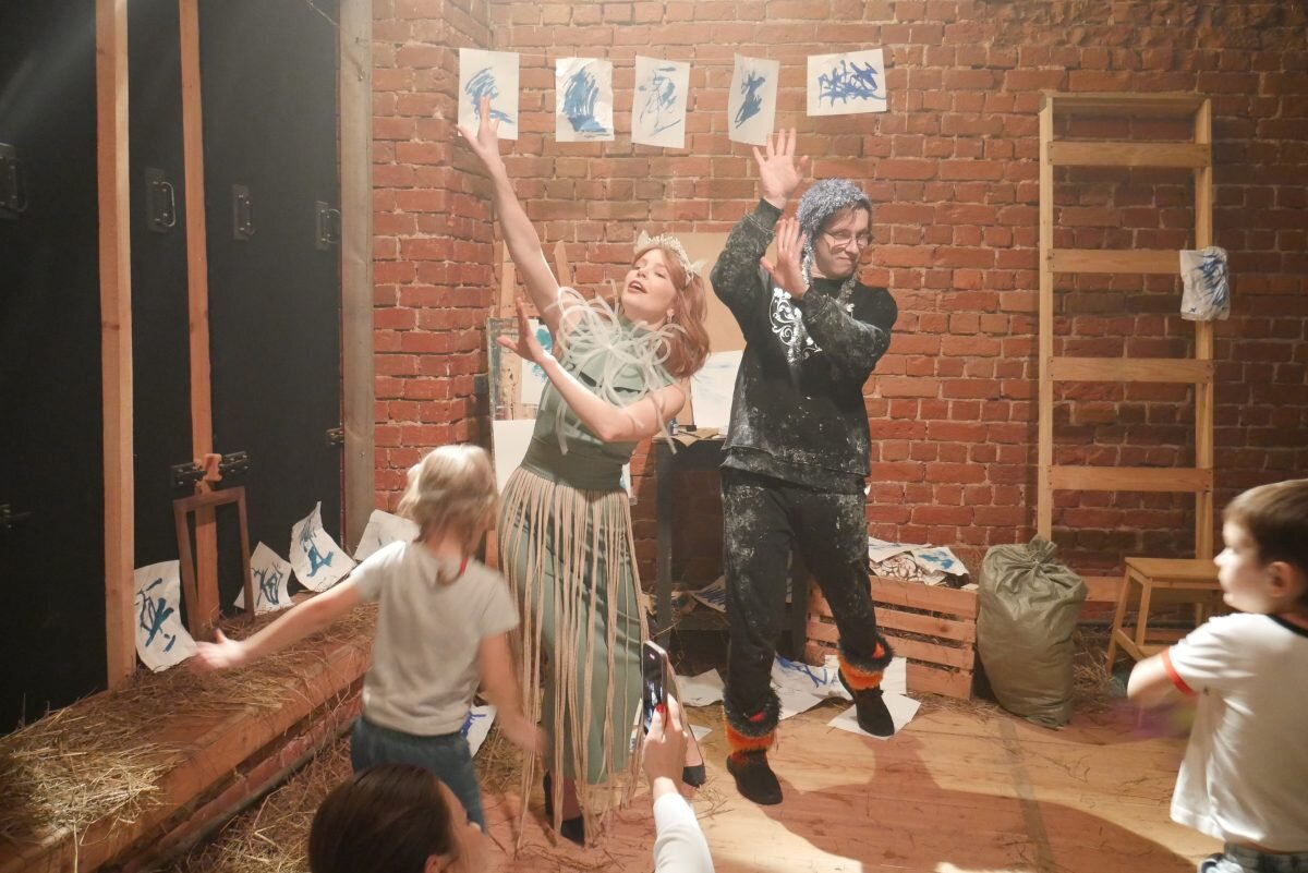    Зрители становятся частью спектакля и выполняют задания вместе с актерами