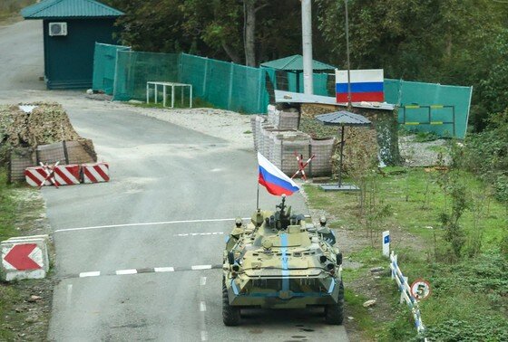    Бронетранспортер БТР-82А российских миротворческих сил у блок-поста в Карабахе