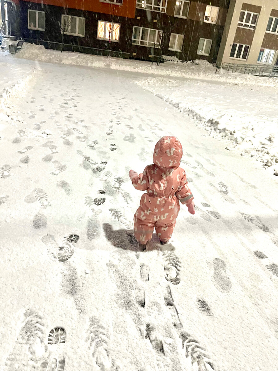 Деловая булочка пошла, за руку ходить отказывается) 