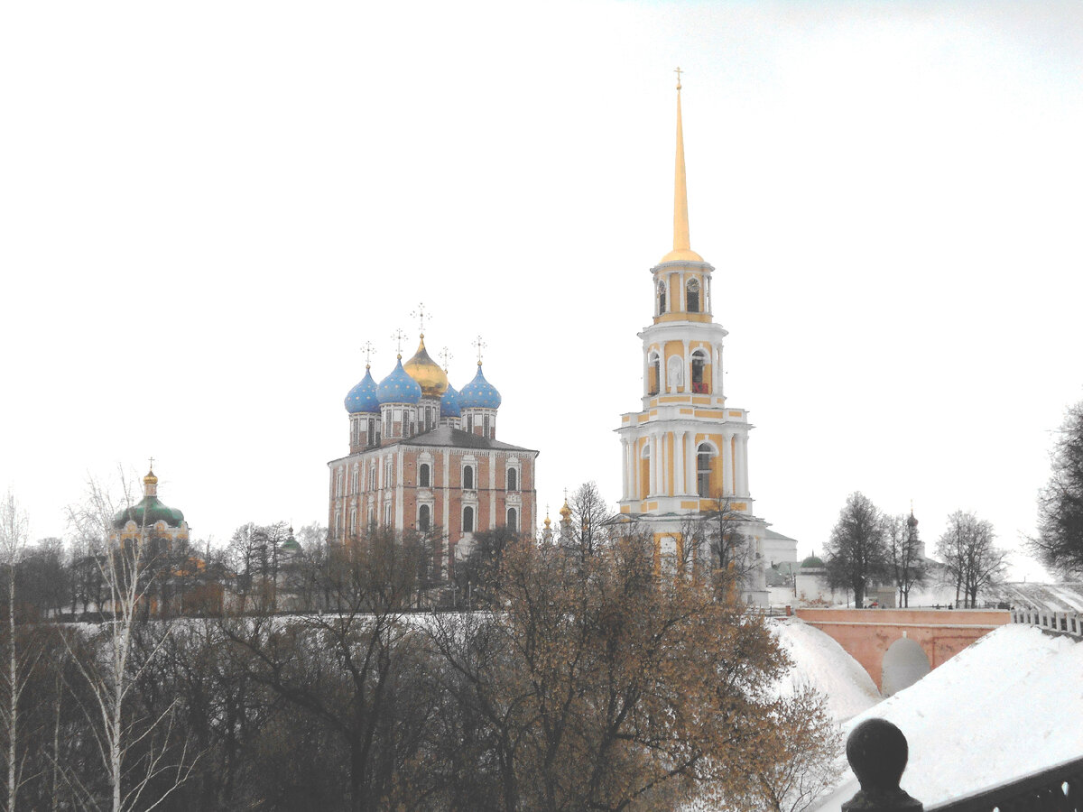 Вид на Рязанский кремль с Успенским собором от Трубежной набережной.