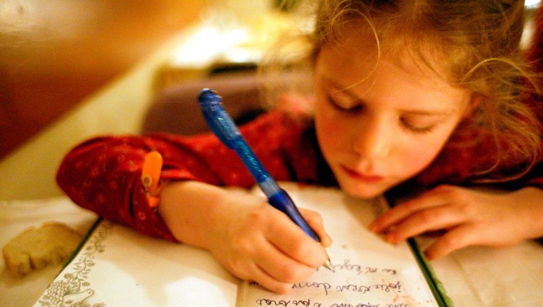 Ребенок ведет дневник. Ребенок пишет. Ребенок пишет письмо. Ребенок пишет в дневнике. Ребенок пишет книгу.