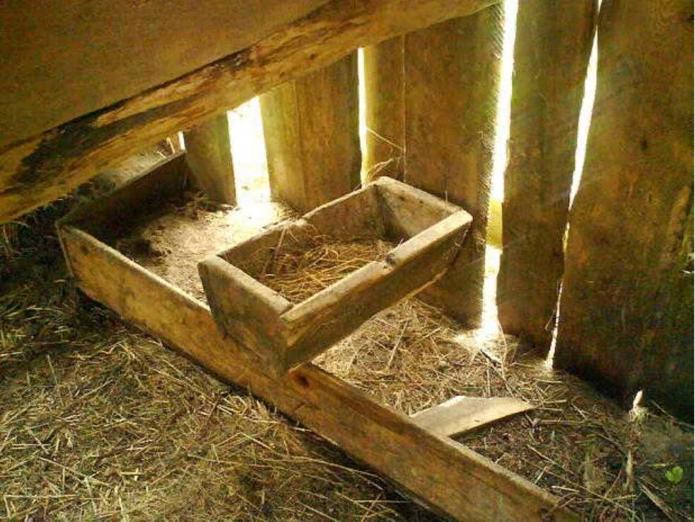 Кормушка в хлеву 4. Ясли для скота. Ясли кормушка для скота. Ясли в хлеву. Кормушки для скотины.
