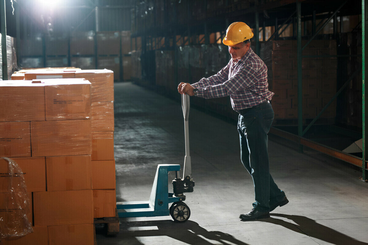 женщина ночью в офисе. офисный работник ночью. вакансии ночь свежие. женщина в офисе за компьютером вечером. ночью за компьютером.