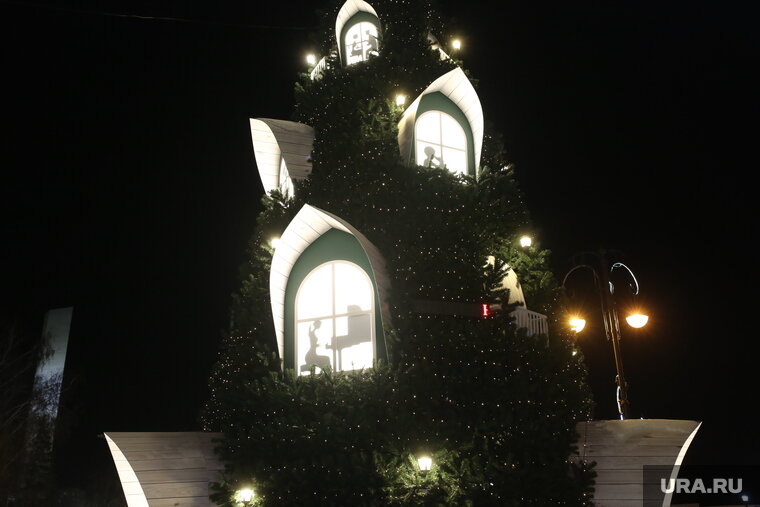    В Сургуте установили неопрятную елку без игрушек, а в Нефтеюганске — скромное кривое новогоднее дерево