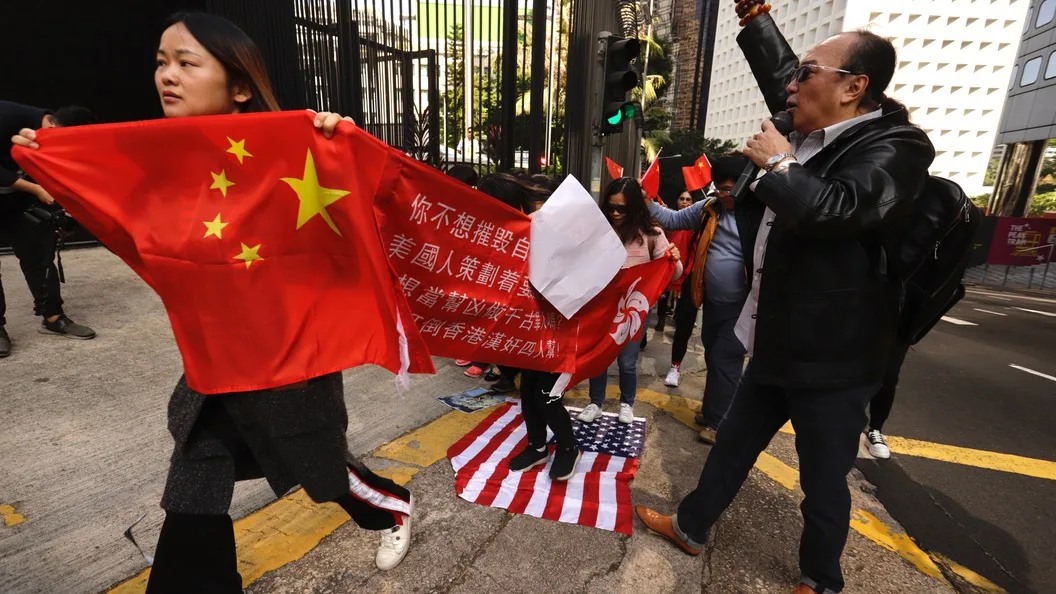 Китаю угрожают. Противостояние США И Китая. Китай против. Китай против Америки. Китаец и американец.