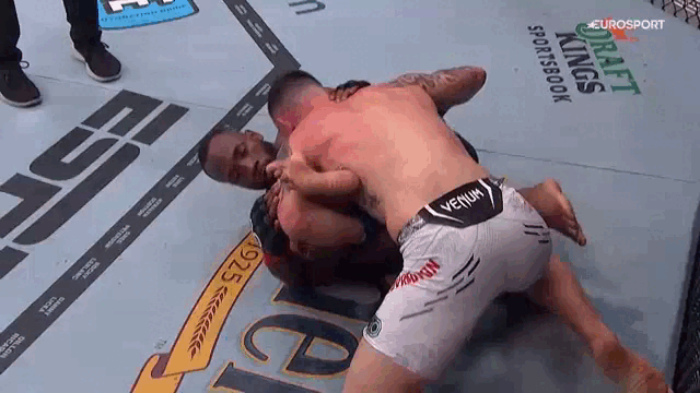 Эдвардс просто вставал из партера. Дошло до того, что он начал сам переводить одного из лучших борцов в дивизионе 