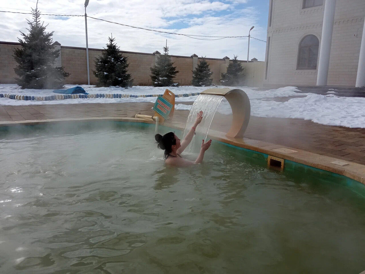 Струи термальной воды из гейзерной установки оказывают массажный эффект, усиливают кровоток в мышцах спины и плечей и тем самым расслабляют их. Однако не увлекайтесь: длительное воздействие может вызвать прилив крови к голове и ухудшить самочувствие. Фото: Павел Артеменко / Яндекс Карты