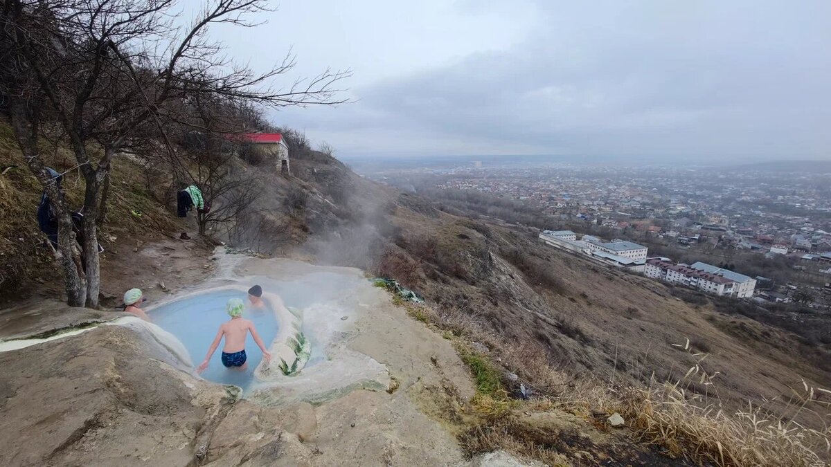 Камни природных купелей скользкие, поэтому необходимы устойчивая обувь и внимательность при передвижении. Фото: МК. / Яндекс Карты