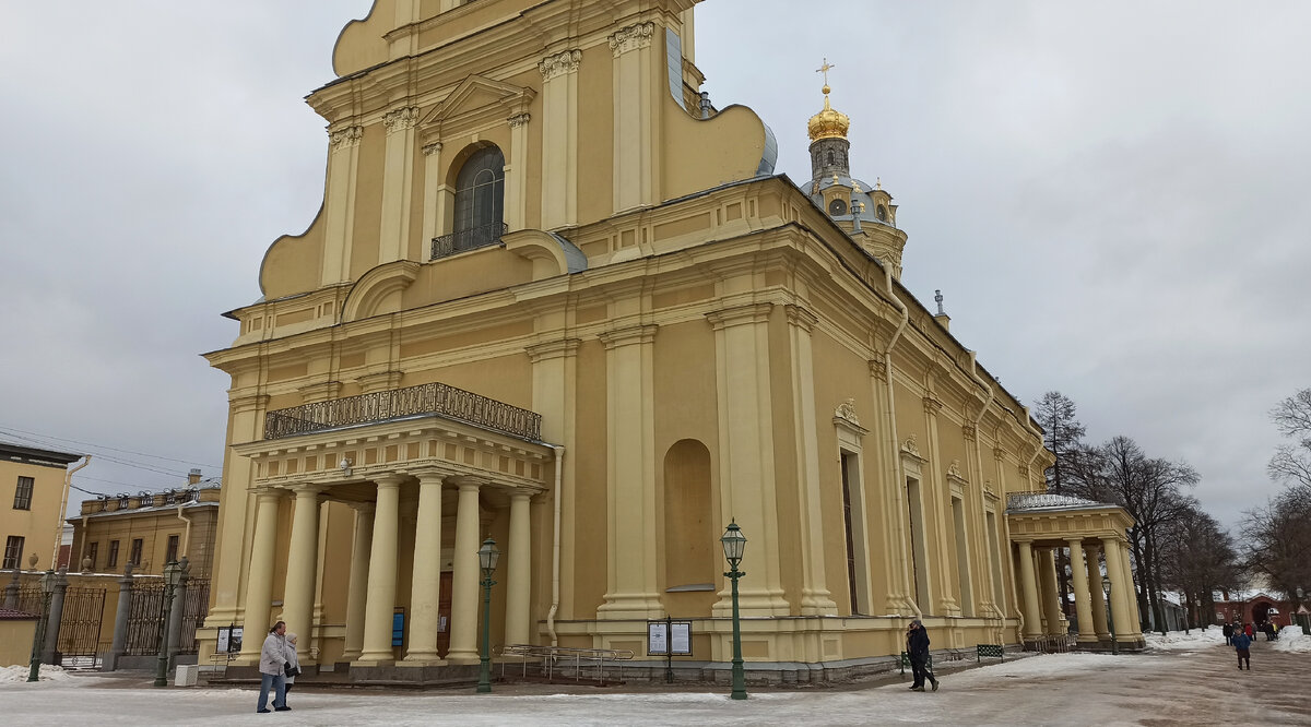 Вход в собор со стороны площади