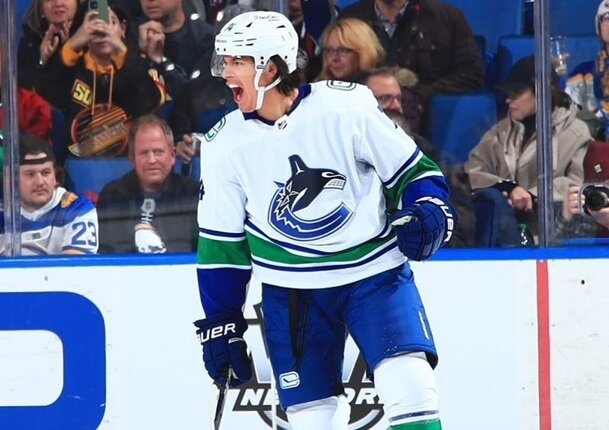    Итан Бир. Соцсети