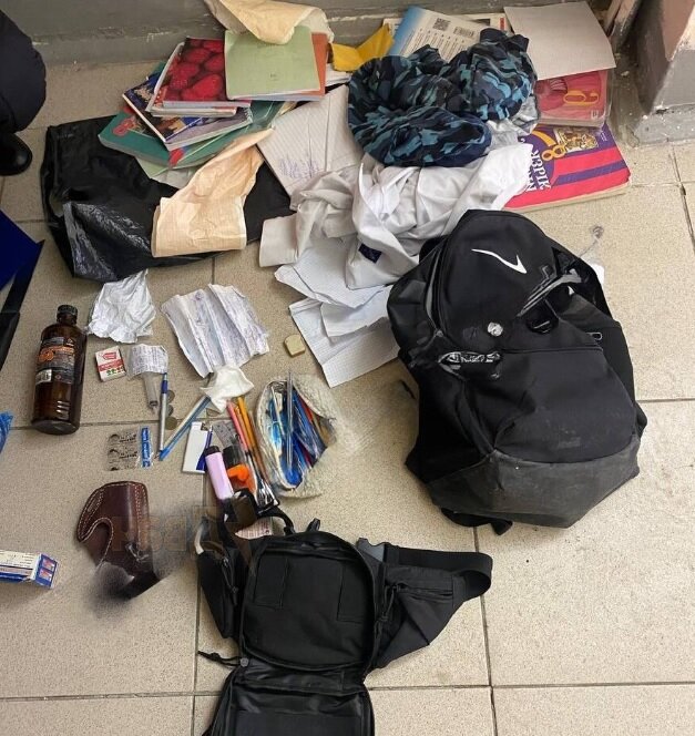  Вещи девочки-стрелка, обнаруженные на месте трагедии в гимназии №-5 города Брянска