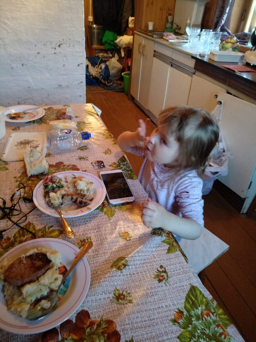 На этом фото видно кухню, которую мы собрали  и прожили с ней два года. 