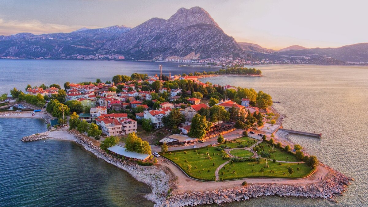 На озере Эгирдир