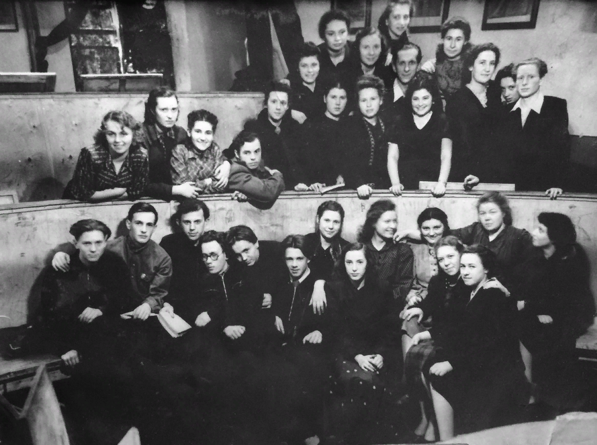 В аудитории рисунка. 1951. Бессонова (Тверитинова) Ирина Владимировна сидит в нижнем ряду, седьмая справа (пятая справа - Н.П. Славина).