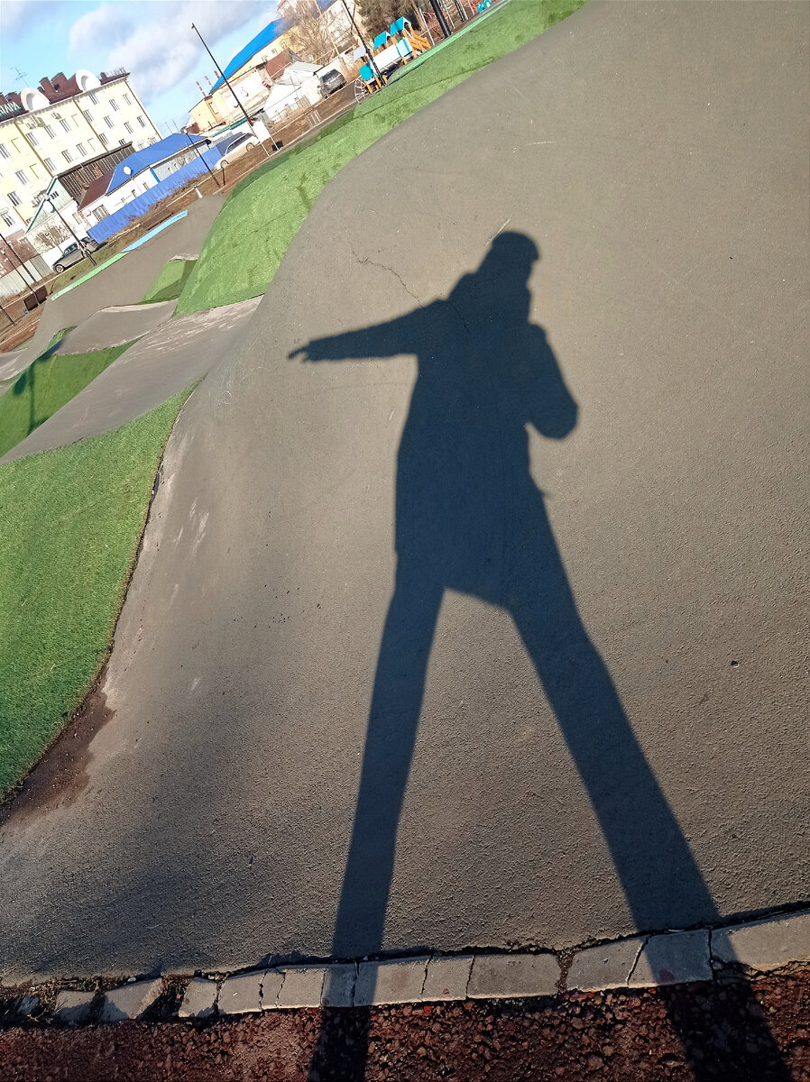 тень автора на набережной Урала
